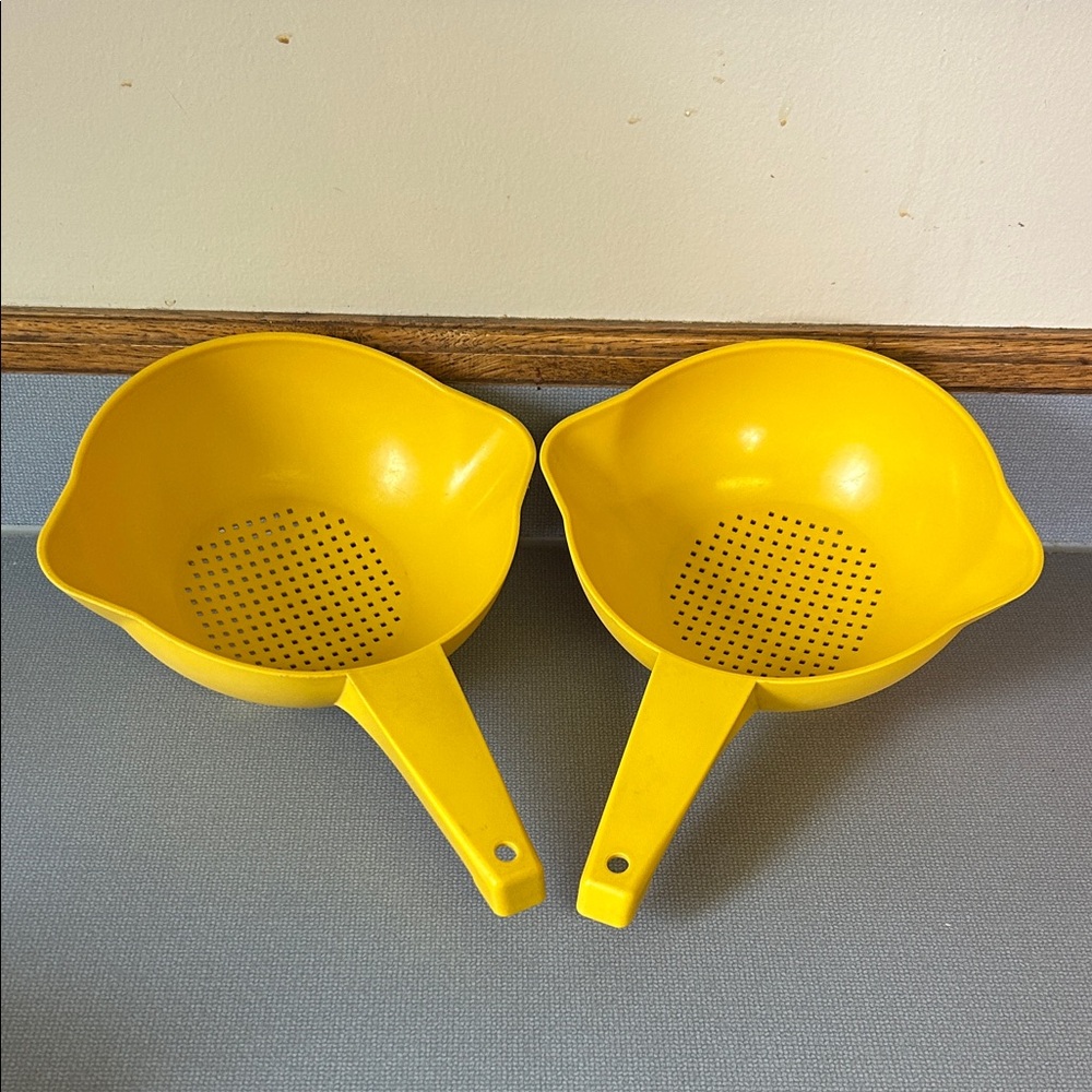 Vintage tupperware. Set of 2 same size